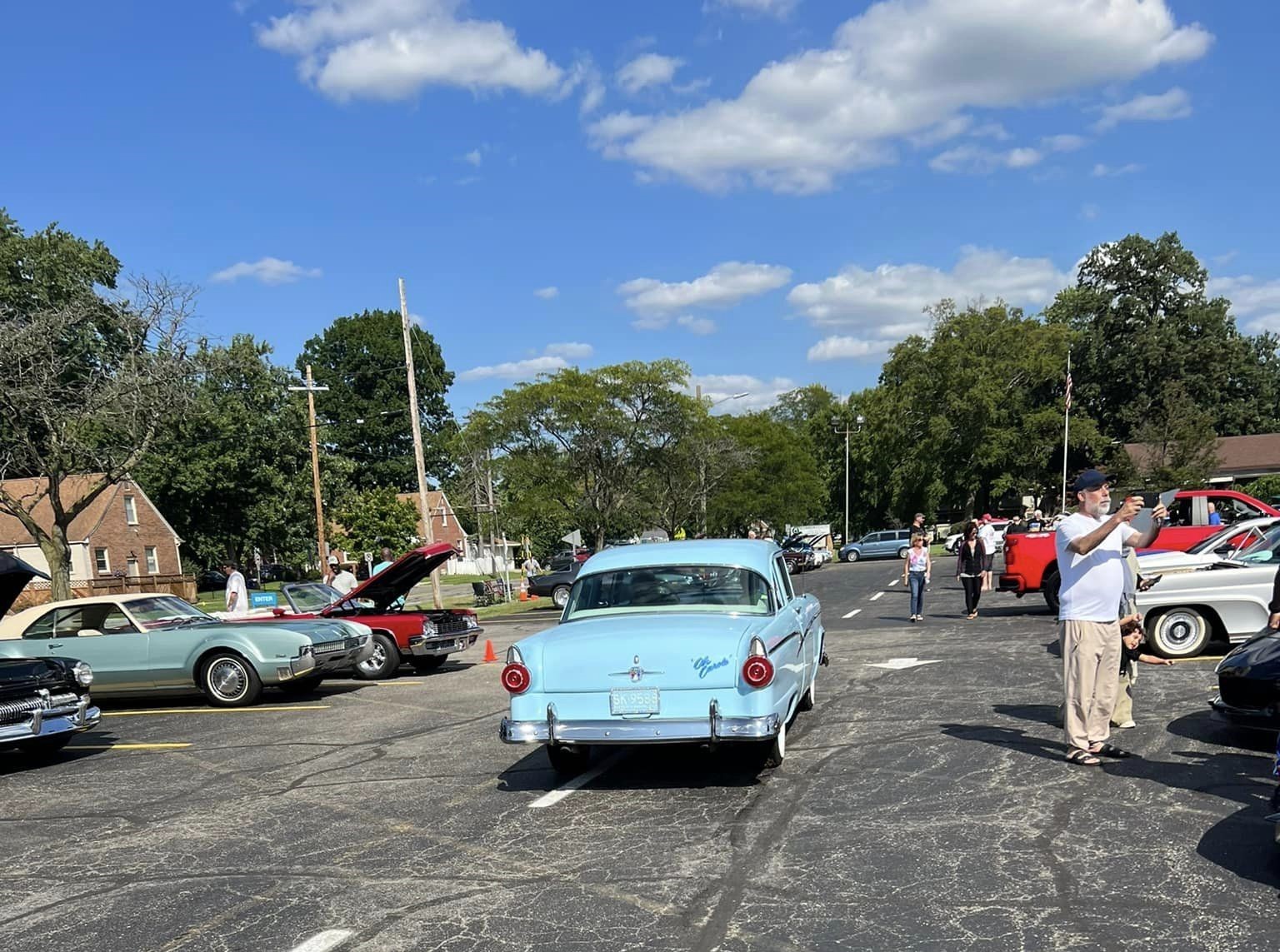 教會停車場成車展的理想地點。（圖／翻攝自FB@The Commonwealth of Faith）